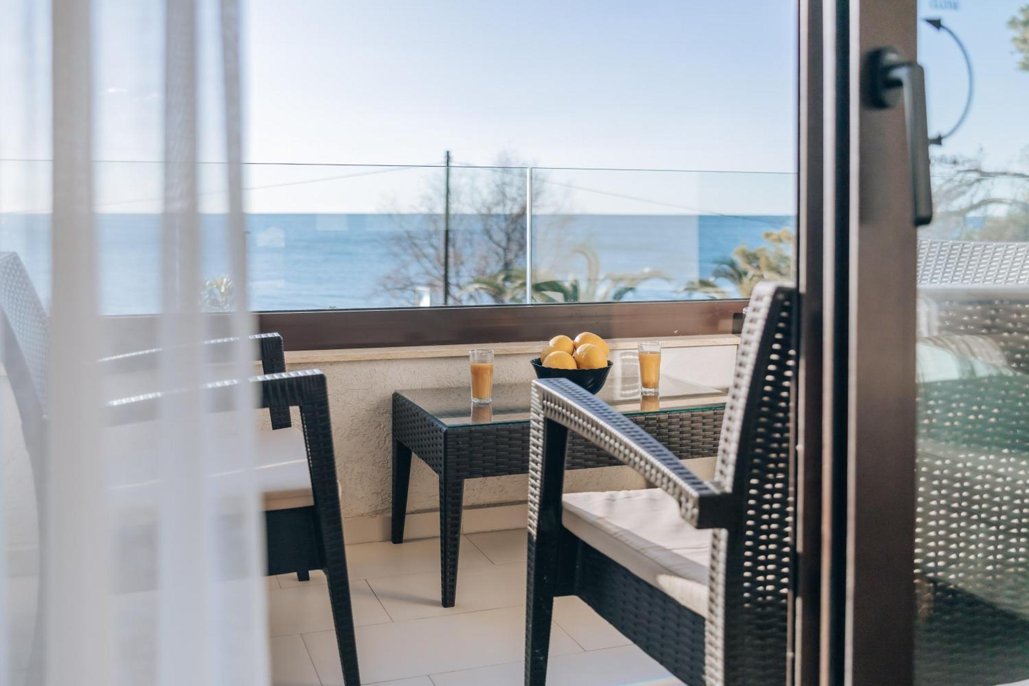 Apartments Kuce Lekovica Beach & Snack Bar- Bistro Habitación foto